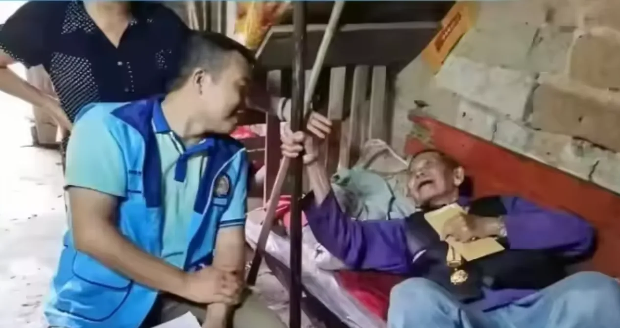 Zhengyang Packaging volunteer caring for elderly Dongguan China